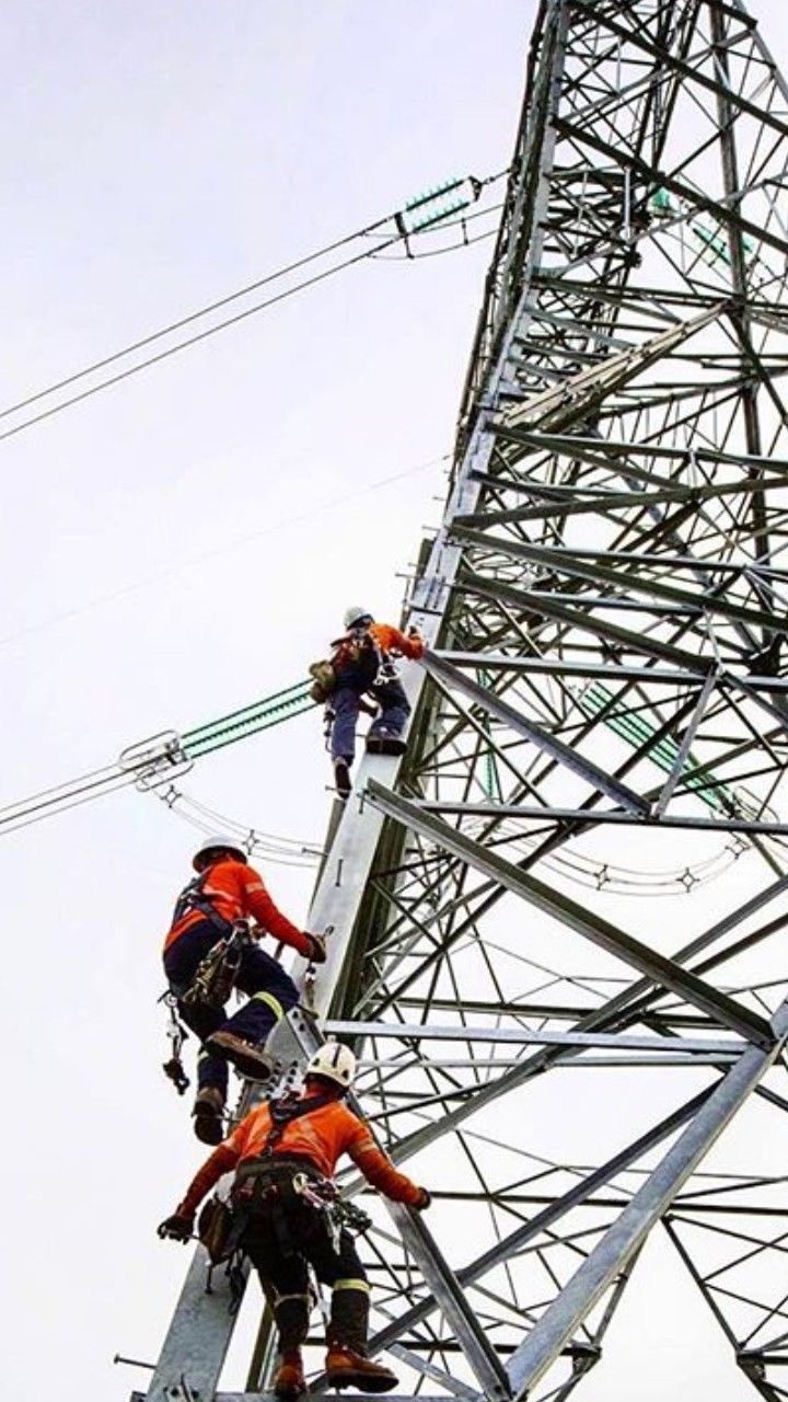 Clarion consultant with a site team, PPE on